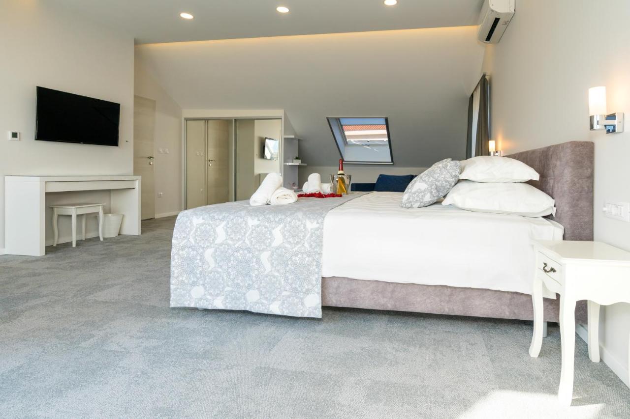 Luxury Beachfront Villa Sea Queen - คาชเตลา ภายนอก รูปภาพ
